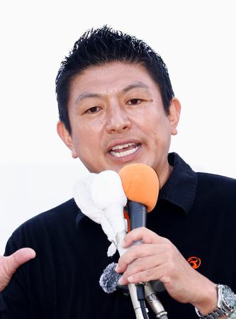 街頭演説する参政党の神谷代表＝１９日午前、横浜市
