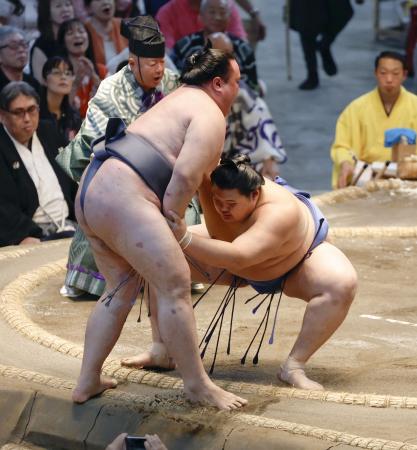 大の里が寄り切りで金峰山を下す＝ＩＧアリーナ