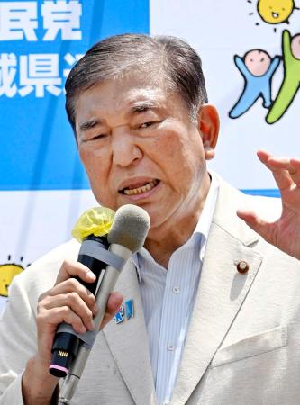 街頭演説する自民党総裁の石破首相＝１９日午前、仙台市