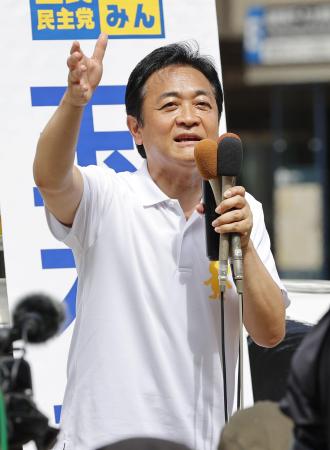支持を呼びかける国民民主党の玉木代表＝１９日午前、福岡市