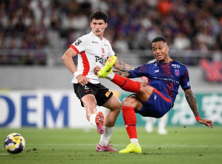ＦＣ東京―浦和　後半、チーム２点目のゴールを決めるＦＣ東京・マルセロヒアン（右）＝味スタ