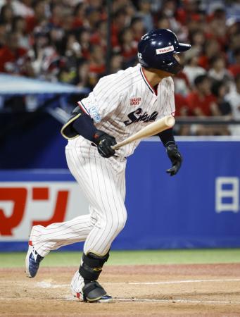 ４回ヤクルト２死二塁、沢井が左前に先制打を放つ＝神宮