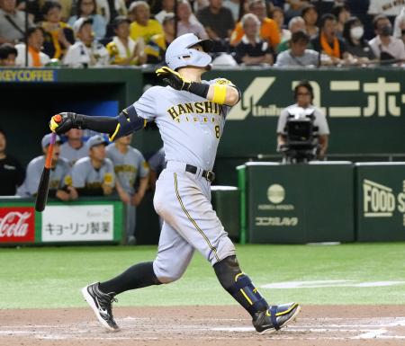 １１回阪神１死一塁、佐藤輝が右中間に先制２ランを放つ＝東京ドーム