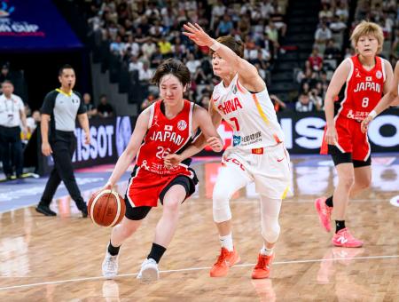 準決勝の中国戦で攻め込む田中（２６）＝深セン（（Ｃ）ＦＩＢＡ・共同）