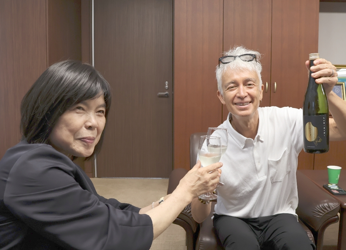 「ふっかきまい」を試飲する冨高国子市長とマーク・パンサーさん