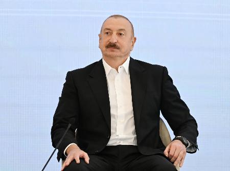 ナゴルノカラバフの中心都市ハンケンディで、国際会議参加者と会合するアゼルバイジャンのアリエフ大統領＝１９日（同国大統領府提供、ゲッティ＝共同）