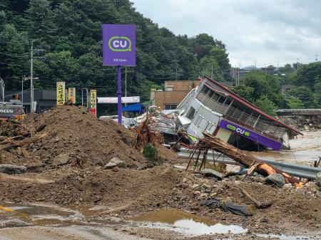 ２０日、豪雨の影響で倒壊したコンビニエンスストア＝ソウル近郊の京畿道加平（聯合＝共同）