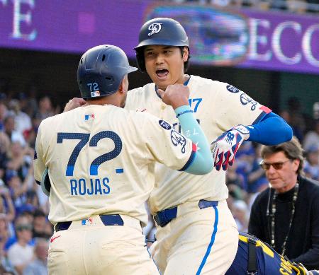 ブルワーズ戦の３回、３３号２ランを放ちロハス（左）とポーズをとるドジャース・大谷＝ロサンゼルス（共同）