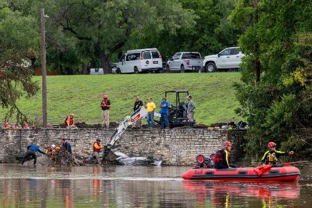 米テキサス州カー郡カービルで、川を捜索する救助関係者＝１４日（ゲッティ＝共同）