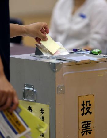 参院選の投票をする有権者＝２０日午前、東京都港区