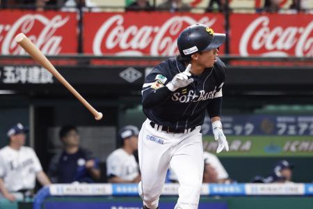 ３回ソフトバンク無死、野村が左中間に先制本塁打を放つ＝ベルーナドーム