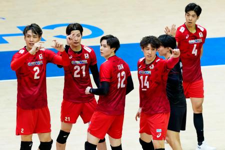 日本―米国　第１セット、ポイントを奪い喜ぶ石川（１４）ら日本＝千葉ポートアリーナ