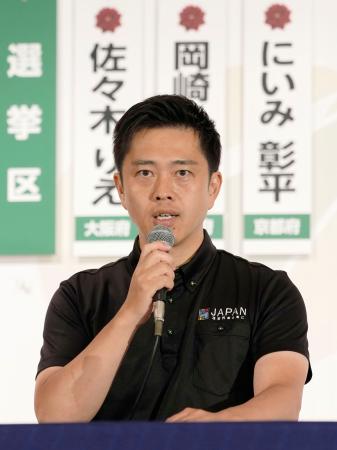 記者会見する日本維新の会の吉村代表＝２０日午後９時５分、大阪市内のホテル