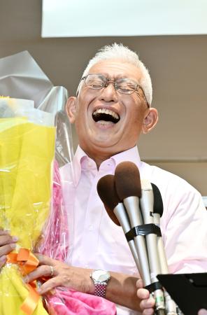 兵庫選挙区で当選を決め、メディアのインタビューに答える泉房穂氏＝２０日夜、神戸市中央区