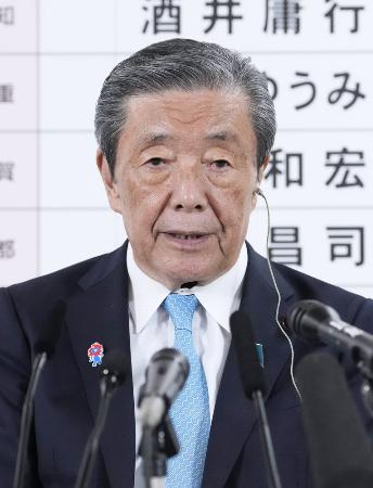 メディアのインタビューに応じる自民党の森山幹事長＝２０日午後８時８分、東京・永田町の党本部