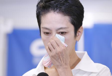 比例代表で当選を決め、目頭を押さえる立憲民主党の蓮舫氏＝２０日夜、東京都新宿区