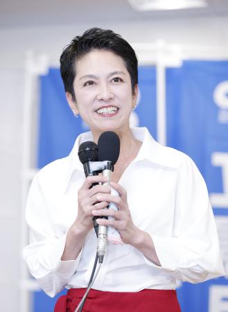 比例代表で当選を決め、笑顔を見せる立憲民主党の蓮舫氏＝２０日夜、東京都新宿区