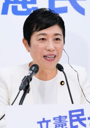メディアのインタビューに答える立憲民主党の辻元代表代行＝２０日午後８時１５分、東京・永田町