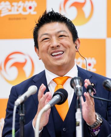 メディアのインタビューに答える参政党の神谷代表＝２０日午後８時１９分、東京都新宿区