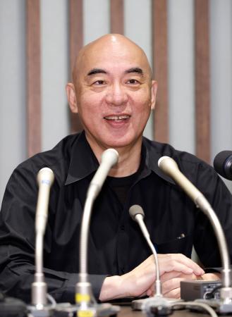インターネット番組の中継が始まり、笑顔を見せる日本保守党の百田代表＝２０日午後８時、東京都中央区