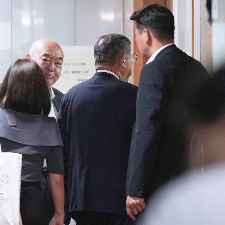 党本部に入った自民党総裁の石破首相（右から２人目）＝２０日午後９時５分、東京・永田町