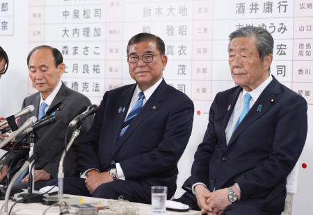 メディアのインタビューに臨む自民党総裁の石破首相。左は菅副総裁、右は森山幹事長＝２０日午後９時５４分、東京・永田町の党本部