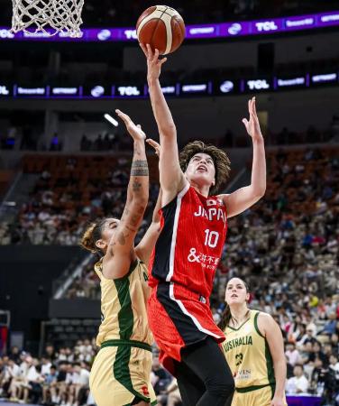 決勝のオーストラリア戦でプレーする日本の渡嘉敷（１０）＝深セン（Ｃ）ＦＩＢＡ・共同）