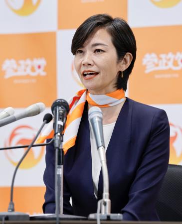 比例代表で当選を決め、記者会見する参政党の梅村みずほ氏＝２０日夜、東京都新宿区
