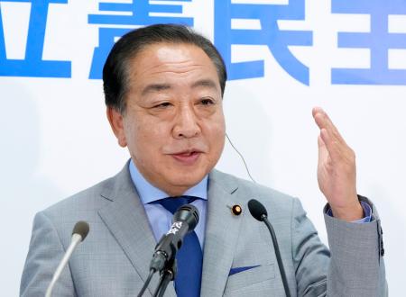 メディアのインタビューに答える立憲民主党の野田代表＝２０日午後１０時２１分、東京・永田町の党本部