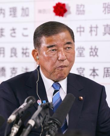 メディアのインタビューに答える自民党総裁の石破首相＝２０日午後１１時２分、東京・永田町の党本部