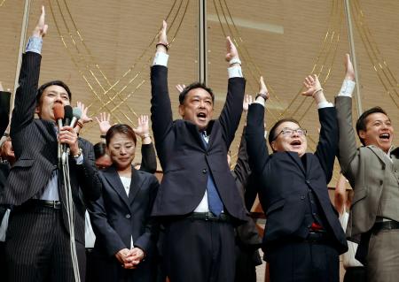 和歌山選挙区で当選を決め、万歳する望月良男氏（中央）。右隣は世耕弘成氏＝２０日深夜、和歌山市内のホテル