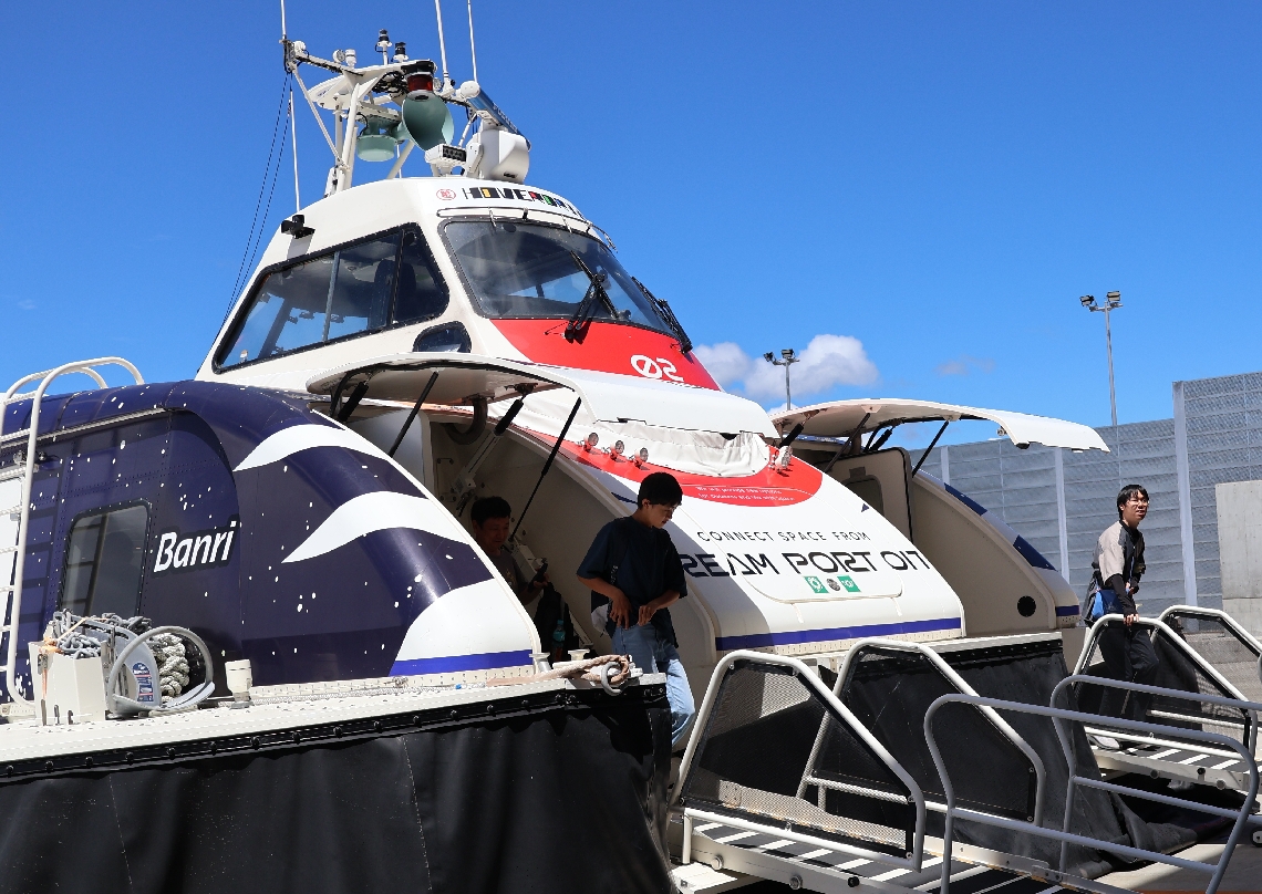 大分側の乗り場に着いたホーバークラフトから下りる乗客＝２１日、大分市駄原