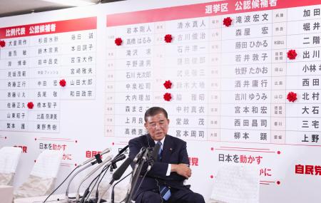 メディアのインタビューに答える自民党総裁の石破首相＝２０日午後１１時９分、東京・永田町の党本部