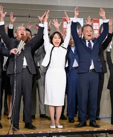 福島選挙区で当選を決め、万歳する自民党の森雅子氏（前列中央）＝２０日深夜、福島市