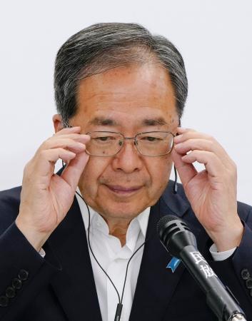 メディアのインタビューに臨む公明党の斉藤代表＝２０日午後１０時１７分、東京都新宿区の党本部