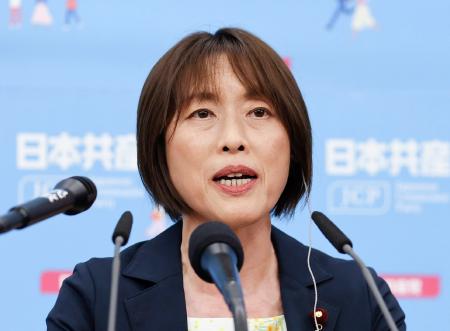 メディアのインタビューに答える共産党の田村委員長＝２０日午後９時１６分、東京都渋谷区の党本部