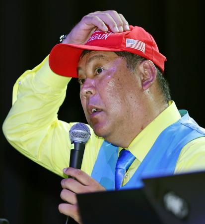 「敗北」を表明し、支持者の質問に答えるＮＨＫ党の立花党首＝２１日午前０時３３分、神戸市中央区