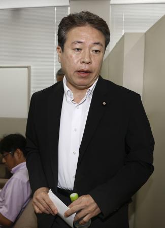 ９日、記者会見を終え引き揚げる自民党の鶴保庸介参院議員＝和歌山市