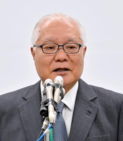 支持者の前に姿を見せ、話をする自民党の武見敬三氏＝２０日深夜、東京都千代田区