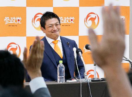記者会見する参政党の神谷代表＝２１日午前０時４３分、東京都新宿区