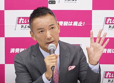 ユーチューブでの開票特番で発言するれいわ新選組の山本代表＝２０日夜