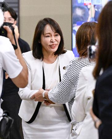 福島選挙区で当選を決め、支持者と握手する自民党の森雅子氏＝２０日深夜、福島市