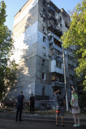 ウクライナ南部オデーサで、ロシアによる無人機攻撃を受けて損傷した集合住宅＝１９日（ロイター＝共同）