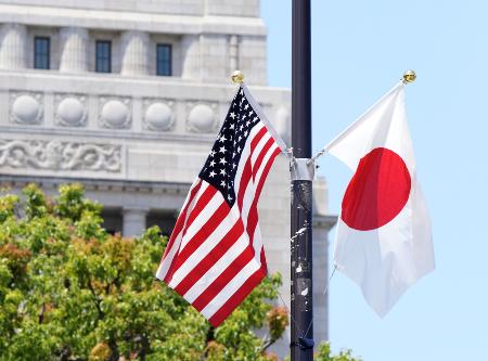 国会議事堂前に揚げられた日米の国旗＝２０２２年５月