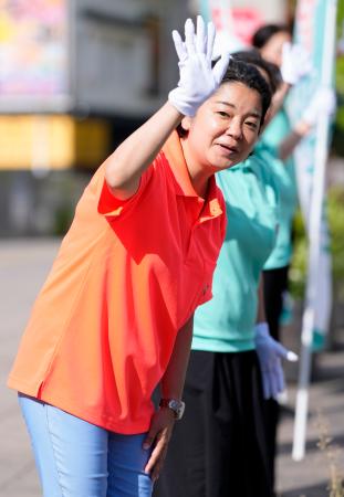初当選から一夜明け、鹿児島市内で手を振る尾辻朋実氏＝２１日午前