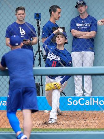 ブルペンで投球練習するドジャース・佐々木＝ロサンゼルス（共同）