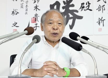 記者会見する自民党の比例代表で立候補した鈴木宗男氏。記者会見後に当選確実となった＝２１日早朝、札幌市