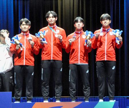 フェンシングの男子サーブル団体で銅メダルを獲得した日本＝エッセン（共同）