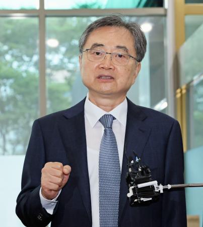 就任式を前に、報道陣の取材に応じる韓国の趙顕新外相＝２１日、ソウル（聯合＝共同）