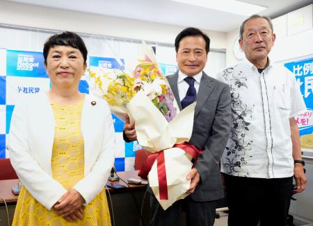 記者会見で写真に納まる社民党の福島党首（左）とラサール石井氏（中央）ら＝２１日午前、東京都中央区